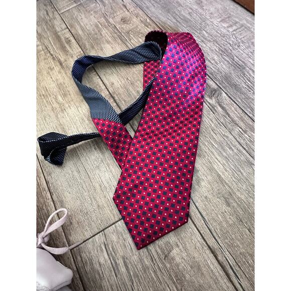 Vintage Tommy Hilfiger Men's Red Black Geometric Print Silk Tie - Picture 4 of 5